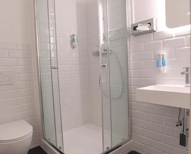 Otel Apadana Frankfurt 2*