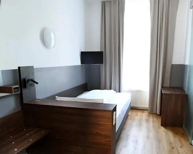 Otel Apadana Frankfurt 2*