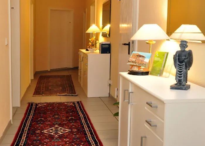 Apadana Frankfurt Otel 2*