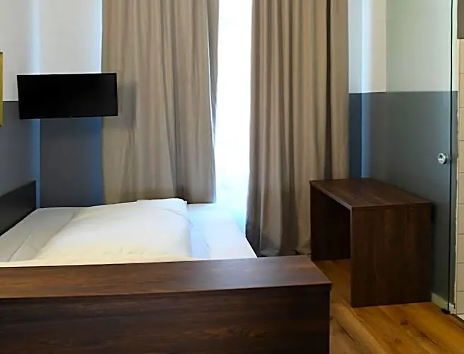 Apadana Frankfurt 2*