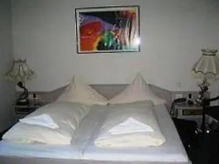 Apadana Frankfurt Otel 2*